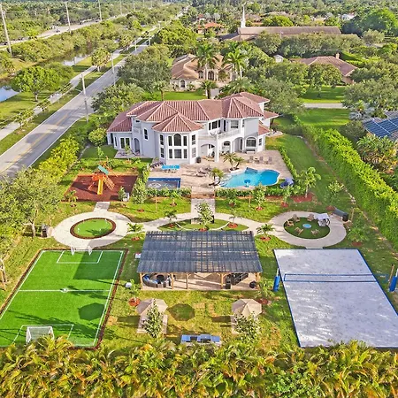 Luxury 8-Br With Pool, Basketball & Volleyball